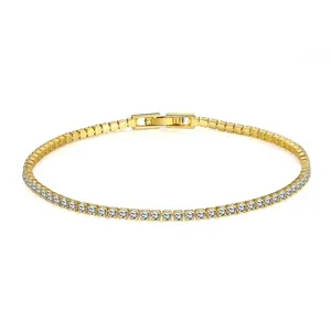 Nahaufnahme des goldenen Tennisarmbands mit funkelnden Steinen und sicherem Verschluss.