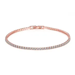Detaillierte Ansicht des eleganten roségoldenen Tennisarmbands mit funkelnden Steinen.