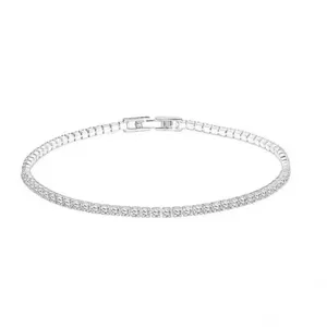 Detaillierte Nahaufnahme eines glitzernden einreihigen Strass-Tennisarmbands mit Verschluss.