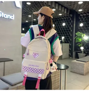 Vista detallada de una mochila informal elegante con patron de cuadros, gran capacidad diaria.