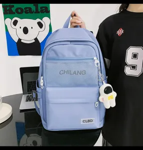 Hellblauer Freizeitschulrucksack mit Front-Netzfach und niedlichem Astronauten-Anhänger.