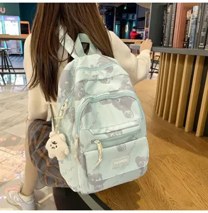 Niedlicher hellgrüner Rucksack Detail, große Kapazität Schultasche mit Bärenmuster.