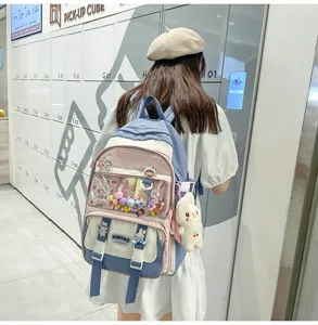Vista dettagliata dello zaino per studenti in stile giapponese con tasca trasparente e peluche.