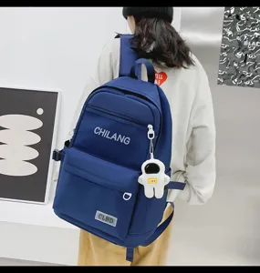 Blauer Freizeiteinrichtung Canvas Rucksack mit Astronautenanhänger für Studenten.