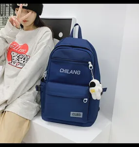 Großer Freizeitreucksack für Studenten, stylische Schultasche mit Astronautenanhänger.