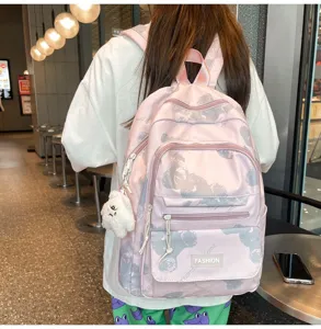Rosa lässiger Tagesrucksack Detailansicht mit süßem Bärenanhänger und praktischen Taschen.