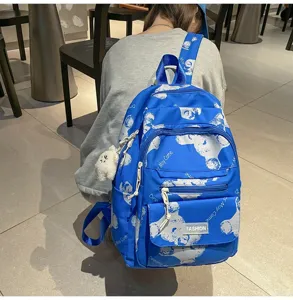 Blauer Rucksack mit grossem Fassungsvermoegen fuer Schule und Alltag mit baeren Print stilvoll.