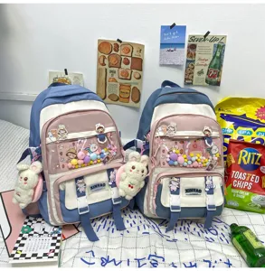 Vista dettagliata dello zaino scolastico in stile Harajuku con tasca trasparente e peluche.
