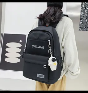 Detailansicht des grossen, casual schwarzen Rucksacks, stilvoll und praktisch fuer Studenten.