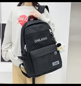 Schwarzer Freizeitrucksack Detailansicht mit Netztasche, Frontreißverschluss und Astronaut.