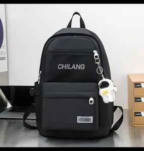 Schwarzer Freizeitreucksack mit grossem Fassungsvermoegen und Astronautenanhaenger