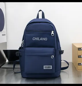 Detailansicht des dunkelblauen Freizeitrucksacks mit Netztasche und robusten Gurten Alltag.