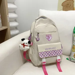 Mochila casual beige para estudiantes con bolsillo de cuadros morados y colgante, gran capacidad.