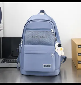 Hellblauer Freizeit-Rucksack mit Netztasche, Astronauten-Anhänger und geräumigem Design.