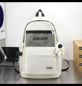 Nahaufnahme des weißen Freizeitrucksacks mit Fronttasche und niedlichem Astronauten-Anhänger.
