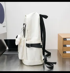 Großer lässiger Rucksack für Studenten, schlichter weißer Tagesrucksack mit Gurten.