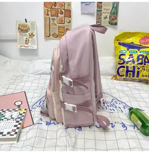 Vista dettagliata dello zaino rosa da studente con tasche laterali e cinghie regolabili.