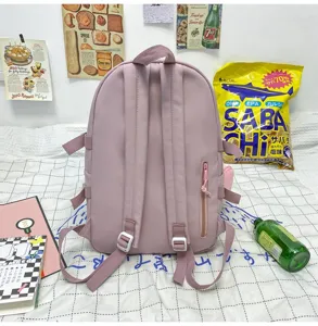 Dettaglio zaino rosa stile harajuku con spallacci, cinghie laterali e tasca con zip posteriore.
