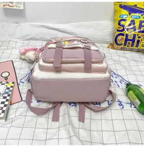 Vista dettagliata dello zaino scolastico rosa e bianco in stile Harajuku giapponese con tasche.