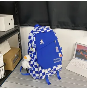 Vista di dettaglio dell'elegante zaino a quadri blu e bianco con comode tasche anteriori.