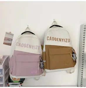 Vista dettagliata dello zaino per studenti bicolore, grande borsa per la scuola.