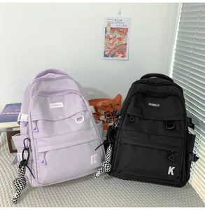 Vista detallada de la mochila escolar casual de gran capacidad, tela resistente y útil.