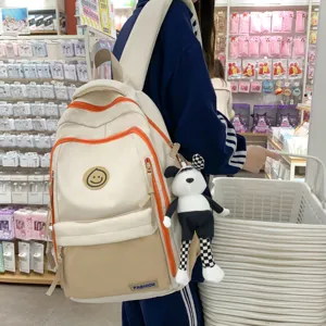 Casual canvas schoolrugzak voor studenten, grote beige dagrugzak met leuke poppenhangertje.