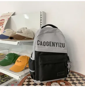 Vista dettagliata dello zaino bicolore grigio e nero con grande capacità per la scuola e uso.