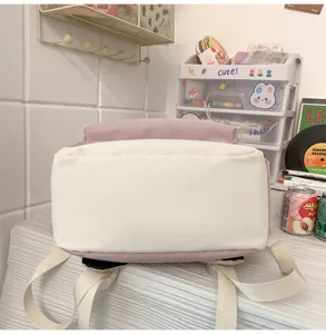 Primo piano dettagliato del fondo dello zaino e delle cinghie regolabili nella stanza.
