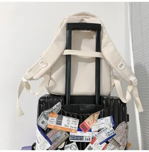 Detalle de mochila casual de color liso que muestra correas resistentes y diseño japonés.