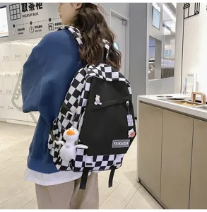 Zaino scolastico a scacchi casual da donna con simpatico ciondolo ad anatra e grande capacità