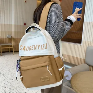 Zaino casual capiente con design a blocchi di colore per donne, ragazze e studenti.
