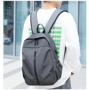 Vue détaillée du sac à dos en tissu oxford gris avec compartiments pour un usage quotidien.