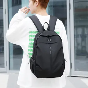 Sac à dos noir minimaliste pour homme, sac de voyage pour ordinateur portable résistant.