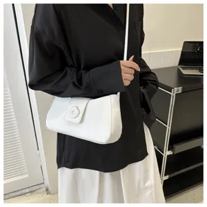 Sac à épaule blanc chic pour femme, sac sous bras minimaliste, sac à main tendance d'été.