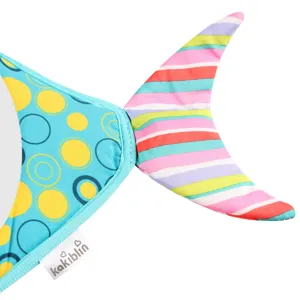 Detailansicht des Fisch-Autospiegels für Babys mit blauem Pünktchenmuster und buntem Streifenschwanz.