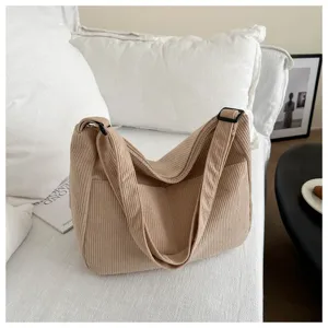 Vue de détail d'un sac cabas en velours côtelé décontracté, grand sac bandoulière.