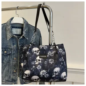 Detailansicht der großen Totenkopf Blumenmuster Tote Tasche mit Kettengriff und Schulter.