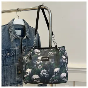 Detailansicht der großen Canvas Schultertasche mit Gothic Totenkopf Blumenmuster Druck.