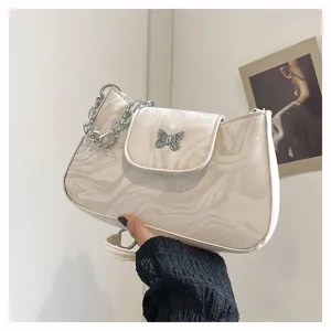 Weiß marmorierte Umhängetasche mit Metallkette und Schmetterlingsschloss für Damen.