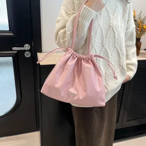 Sac bandoulière rose à cordon avec design plissé et nœud mignon, sac décontracté pour femme.
