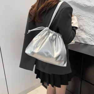 Sac à bandoulière argenté métallisé à cordon, design plissé tendance avec petit nœud mignon.