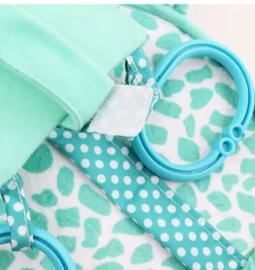 Detailansicht des Baby Kinderwagen Hängespiels, süßer grüner Plüschstoff mit sicherem Kunststoffring.