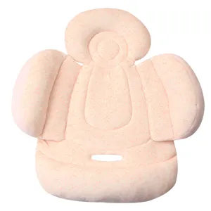 Roze babykinderwagen zitkussen autostoelvoering met comfortabele hoofdsteun.