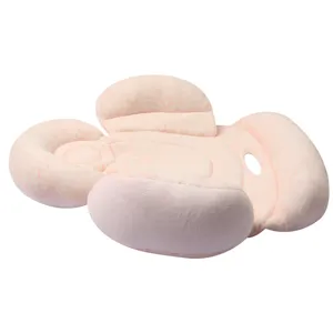 Detailweergave van het zachte roze pluche kinderwagenkussen met ergonomische ondersteuning.