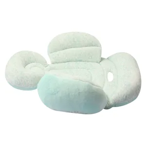 Detail van het kinderwagenkussen van zachte mintgroene pluche met ergonomische steunvleugels.