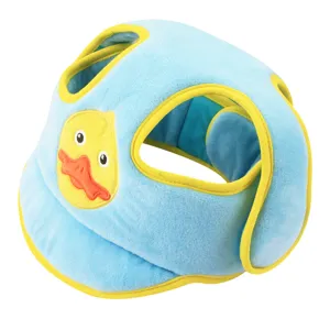 Dettagli in primo piano del casco di protezione morbido per bambini con simpatica anatra.