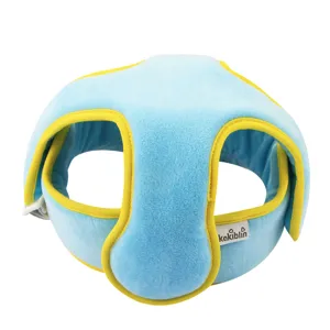 Vista dettagliata del caschetto di protezione per neonati in morbido peluche blu e giallo.