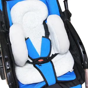 Comfortabel kinderwagen kussen en autostoel voering met zachte hoofdsteun kussen.