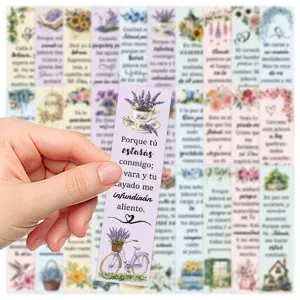 Close-up van een decoratieve bloemenboekenlegger met inspirerende tekst en fietsillustratie.